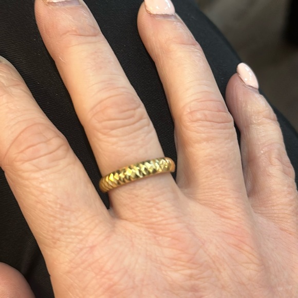 Jewelry - 18kt diamond cut band yellow gold